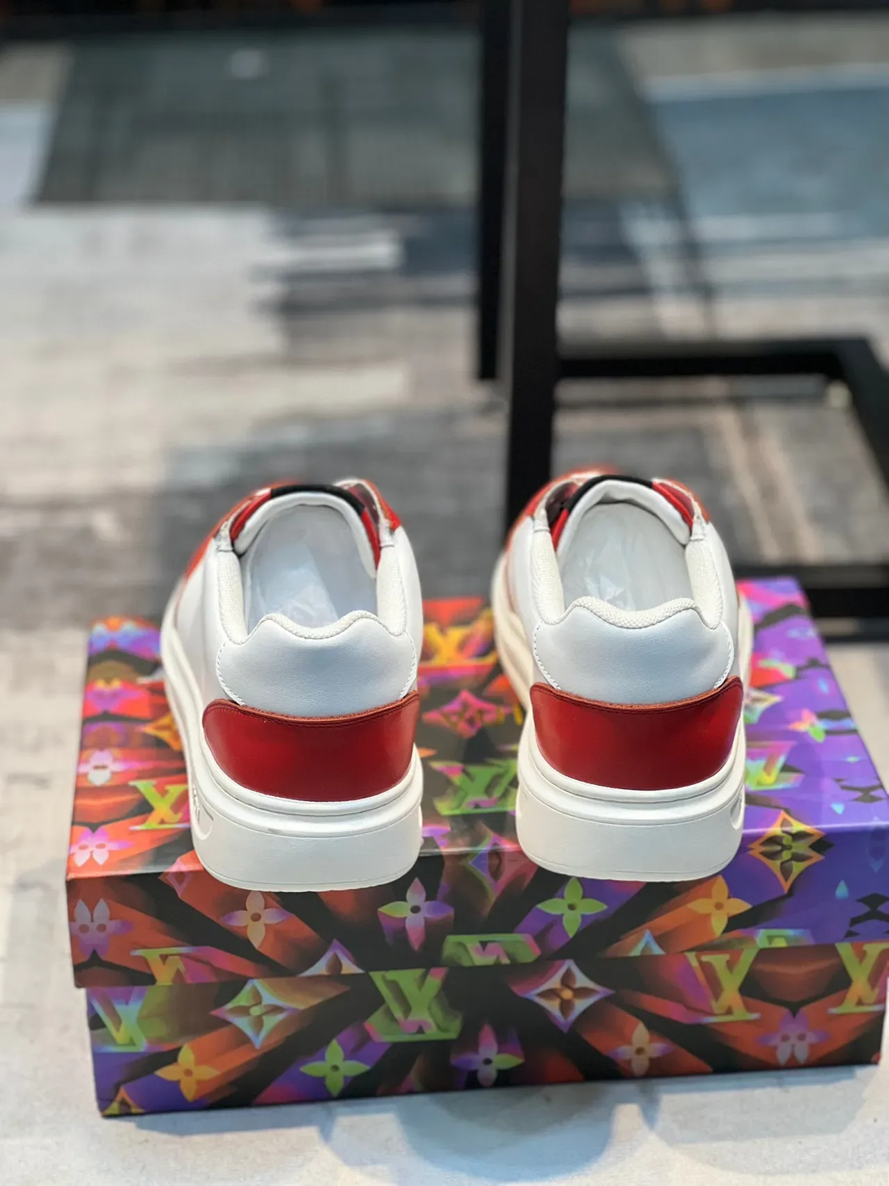 Louis Vuitton Sneakers Lifestyle Blanc et Rouge Low-Top en Cuir 2