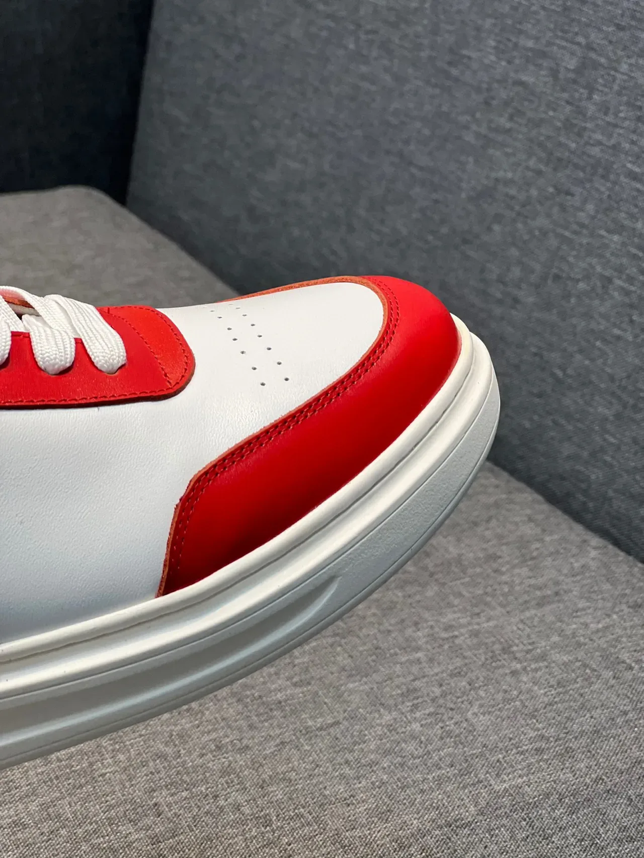 Louis Vuitton Sneakers Lifestyle Blanc et Rouge Low-Top en Cuir 3