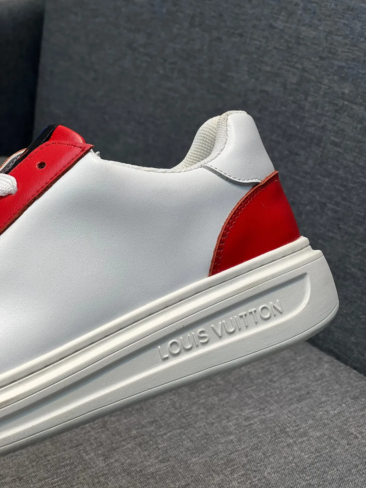 Louis Vuitton Sneakers Lifestyle Blanc et Rouge Low-Top en Cuir 8