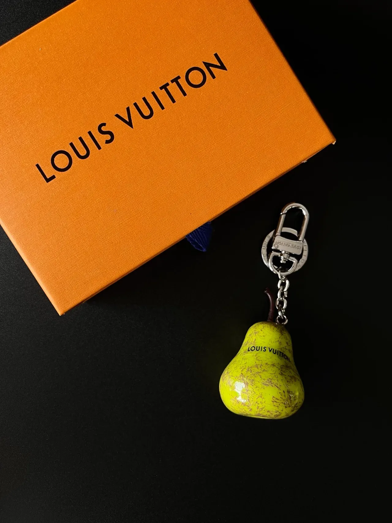 Louis Vuitton Yellow White Pear-Shaped Ceramic Charm Pearl-Loop Closure Bracelet 2