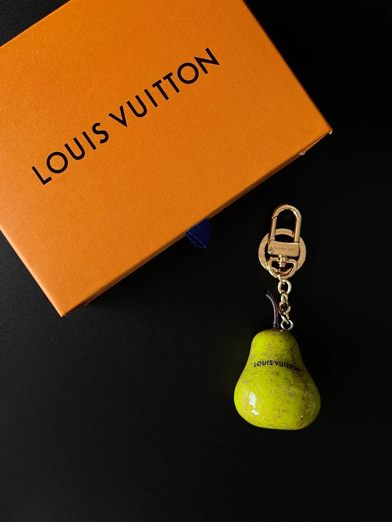 Louis Vuitton Yellow White Pear-Shaped Ceramic Charm Pearl-Loop Closure Bracelet 3