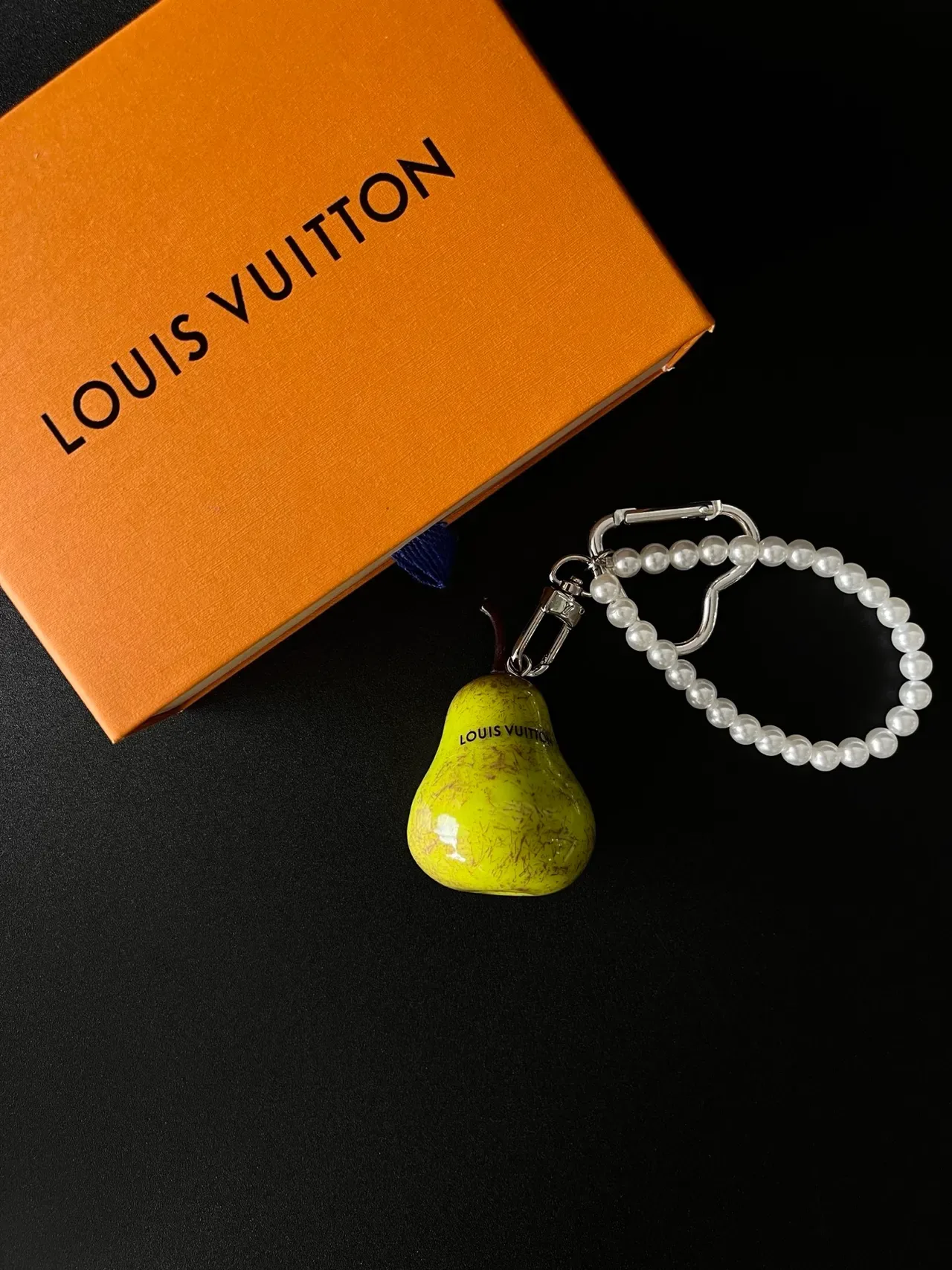 Louis Vuitton Yellow White Pear-Shaped Ceramic Charm Pearl-Loop Closure Bracelet 4