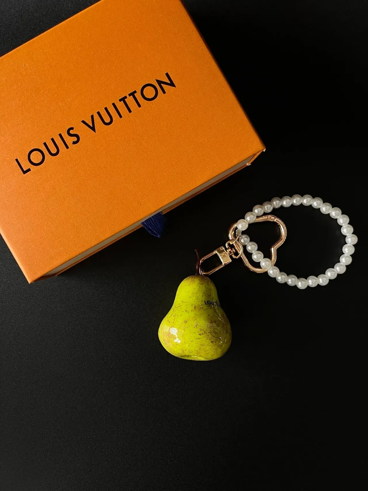 Louis Vuitton Yellow White Pear-Shaped Ceramic Charm Pearl-Loop Closure Bracelet 5