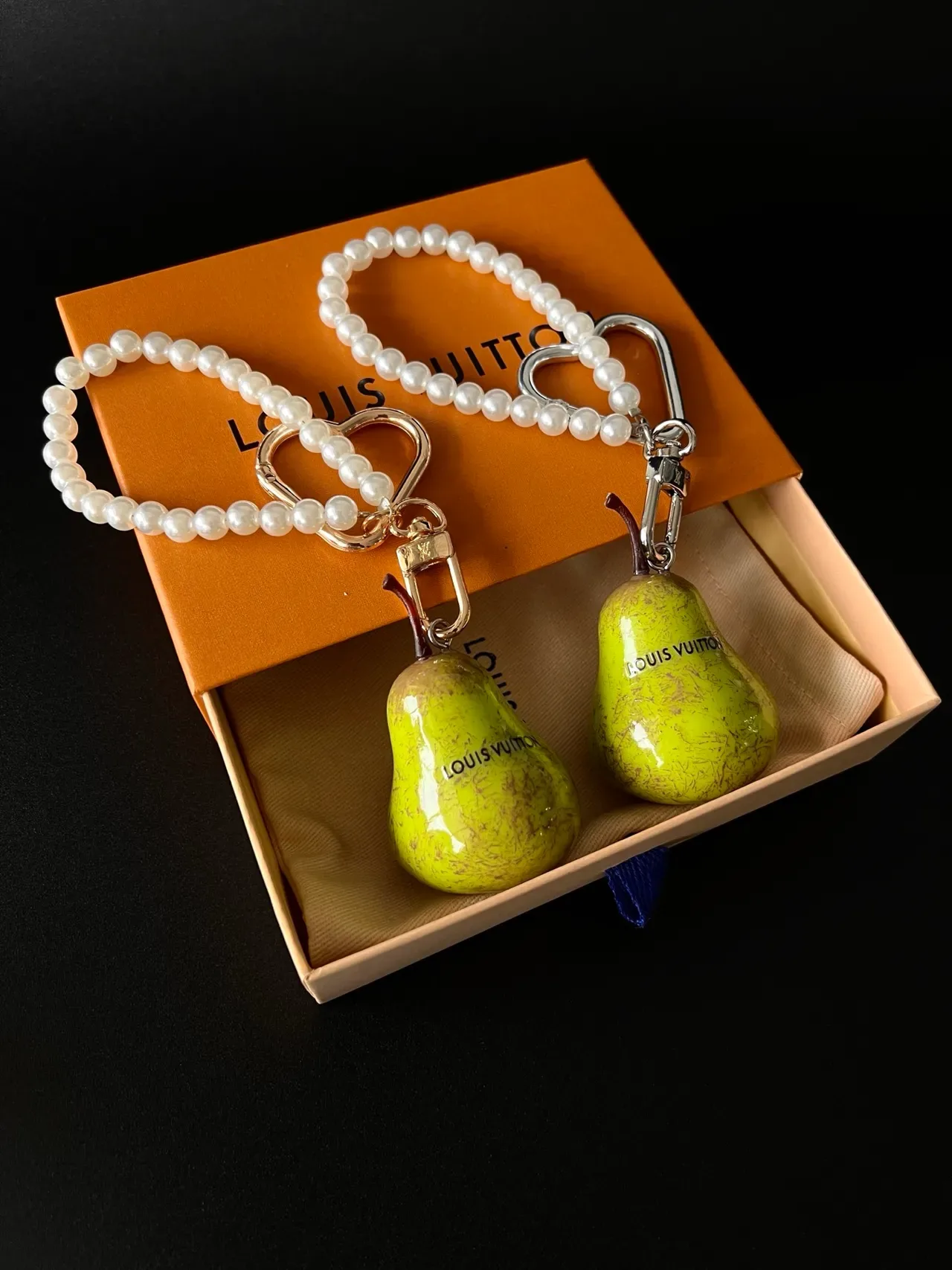 Louis Vuitton Yellow White Pear-Shaped Ceramic Charm Pearl-Loop Closure Bracelet 7