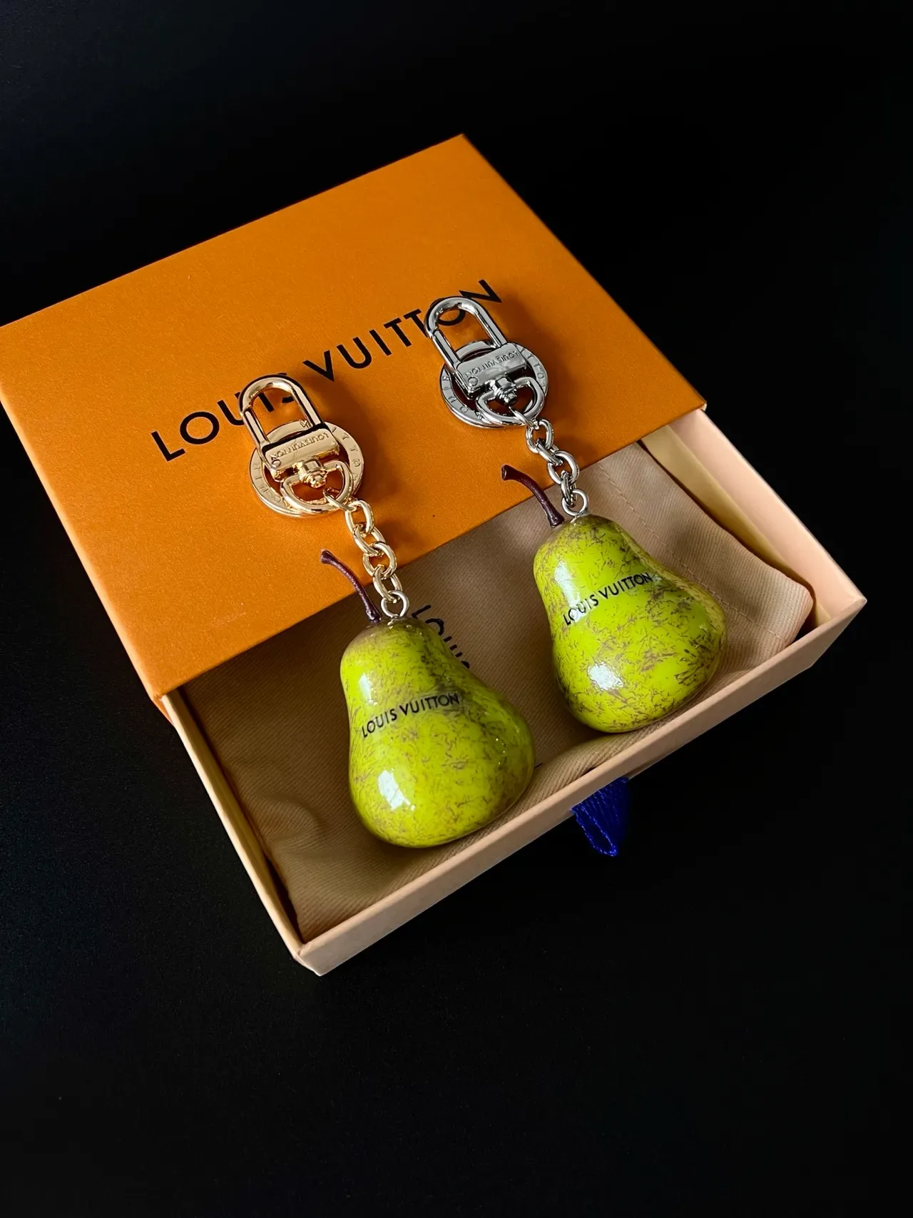 Louis Vuitton Yellow White Pear-Shaped Ceramic Charm Pearl-Loop Closure Bracelet 8