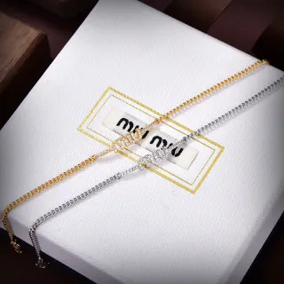 Miu Miu قلادات سلسلة ذهبية وفضية مع نقش حرف كريستال