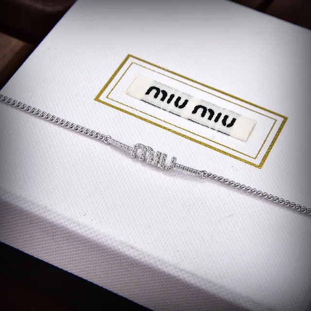 Miu Miu Colliers de Chaîne en Or et Argent avec Motif de Lettre en Cristal 3