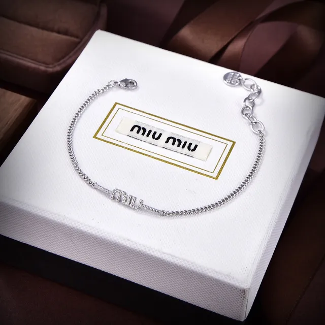 Miu Miu Colliers de Chaîne en Or et Argent avec Motif de Lettre en Cristal 6