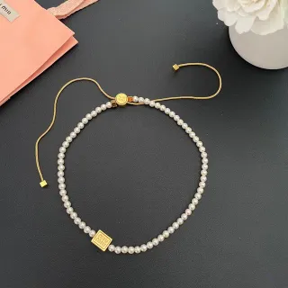 Miu Miu logo collar de perlas blanco y dorado collares