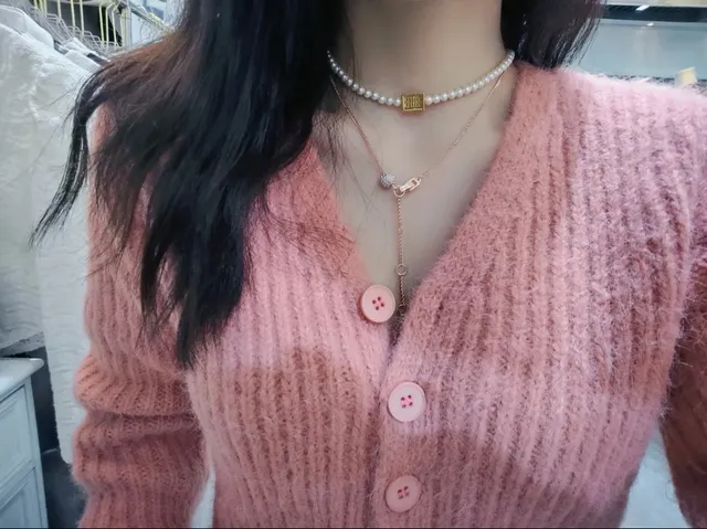 Miu Miu logo collier de perles blanc et or colliers 2