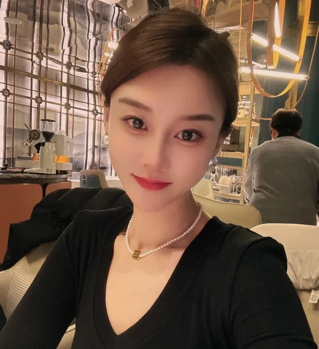 Miu Miu logo collier de perles blanc et or colliers 4