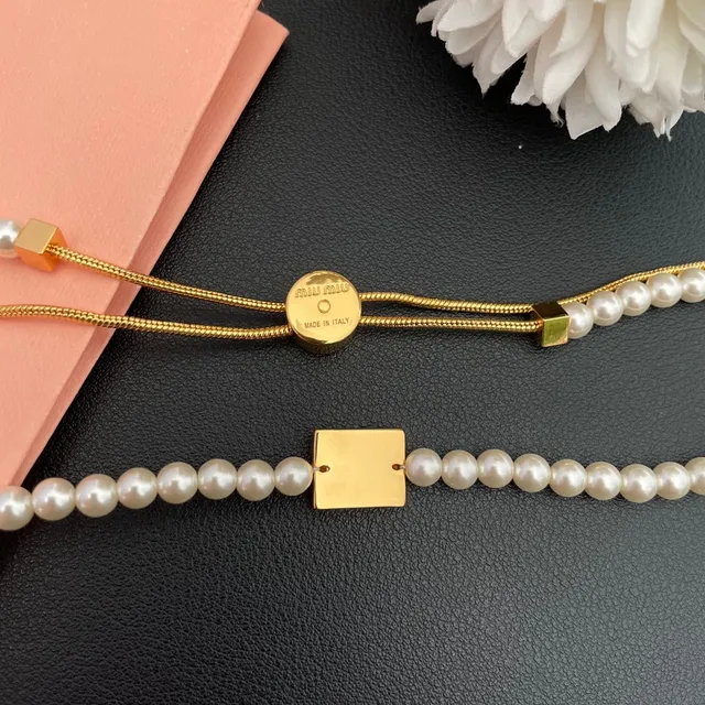 Miu Miu logo collier de perles blanc et or colliers 5