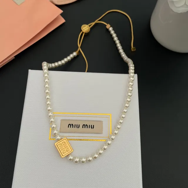 Miu Miu logo collier de perles blanc et or colliers 7