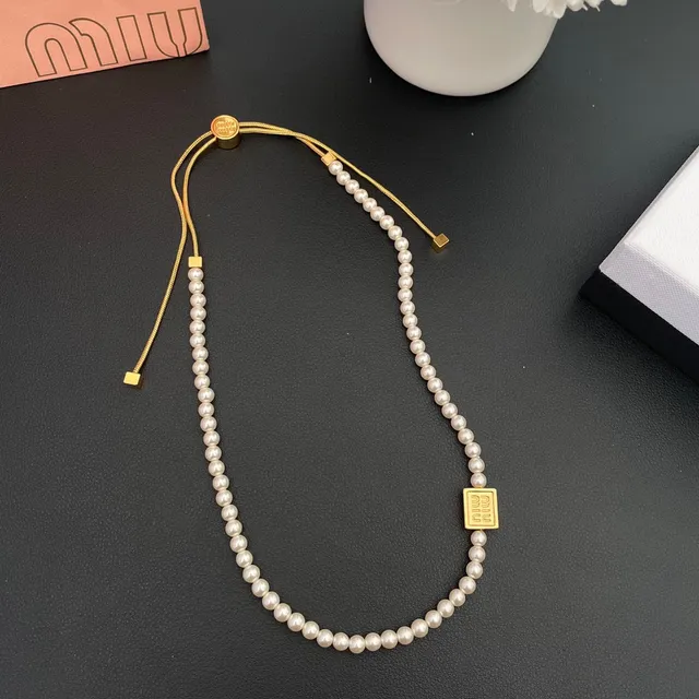 Miu Miu logo collier de perles blanc et or colliers 8