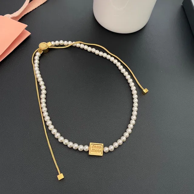 Miu Miu logo collier de perles blanc et or colliers 9
