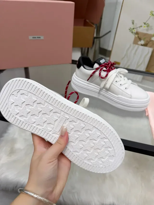 Miu Miu Wander Blanc et Rouge Lacets Doubles Sneakers Lifestyle 2