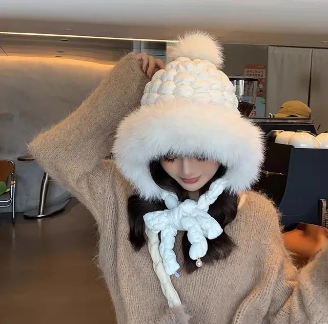 Moncler Boné de Malha com Borda de Pele Branca 2