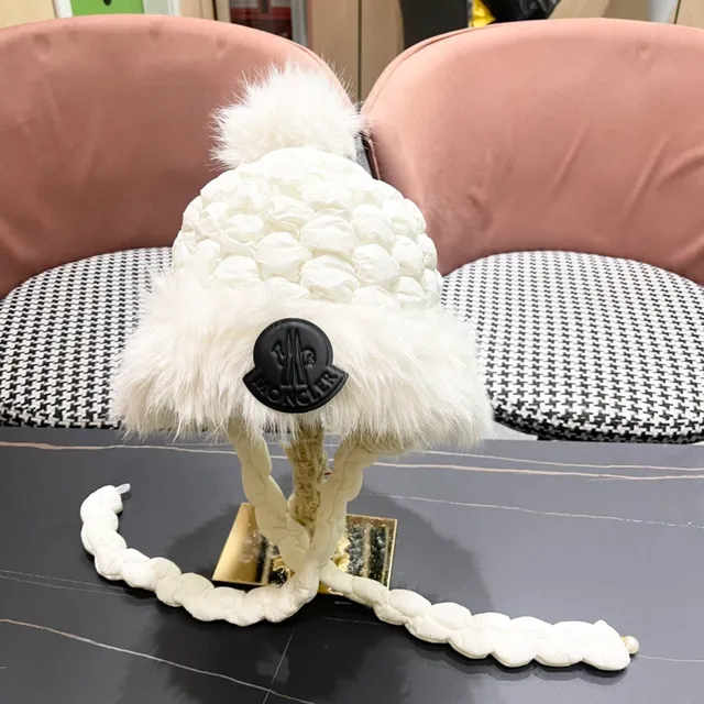 Moncler Boné de Malha com Borda de Pele Branca 3