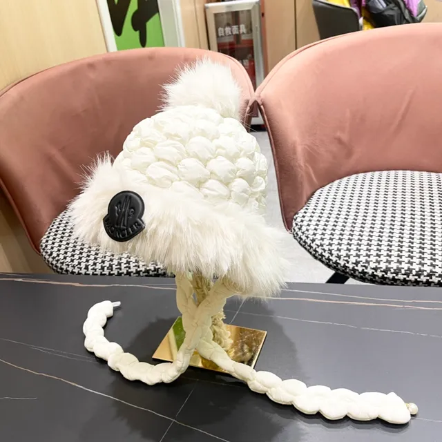 Moncler Boné de Malha com Borda de Pele Branca 4
