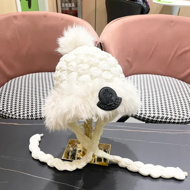 Moncler Boné de Malha com Borda de Pele Branca 5