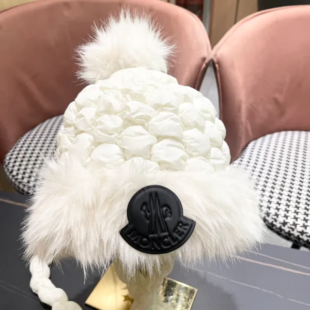 Moncler Boné de Malha com Borda de Pele Branca 6