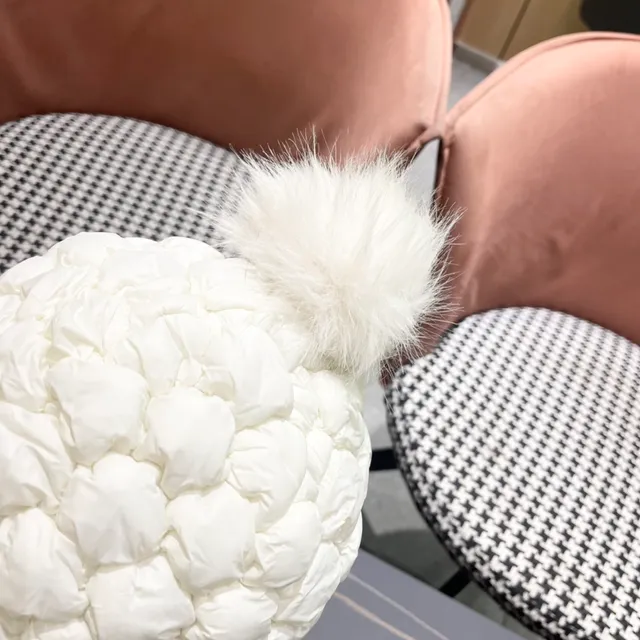 Moncler Boné de Malha com Borda de Pele Branca 7