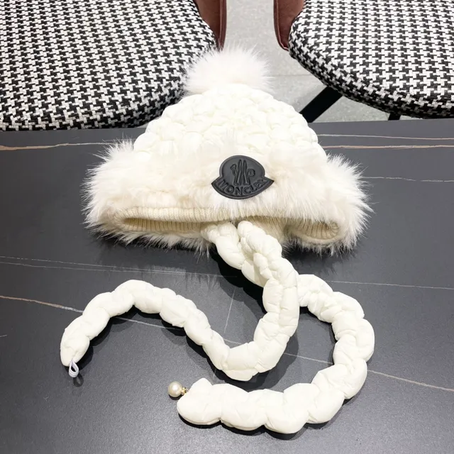 Moncler Boné de Malha com Borda de Pele Branca 9