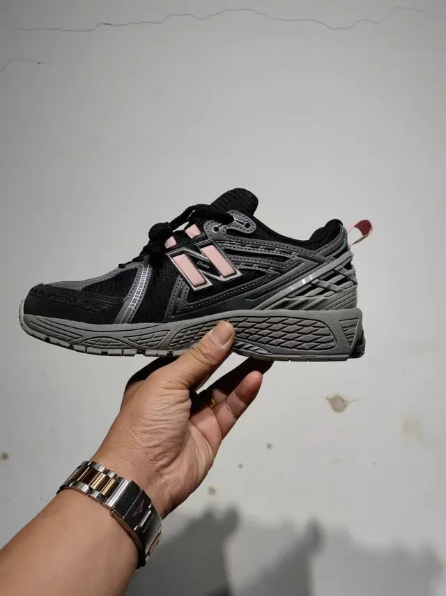 New Balance 1906R Chaussures de running noires argentées roses 5