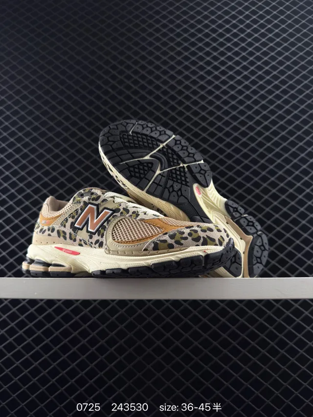 New Balance 2002R Tênis chunky com estampa de leopardo 3