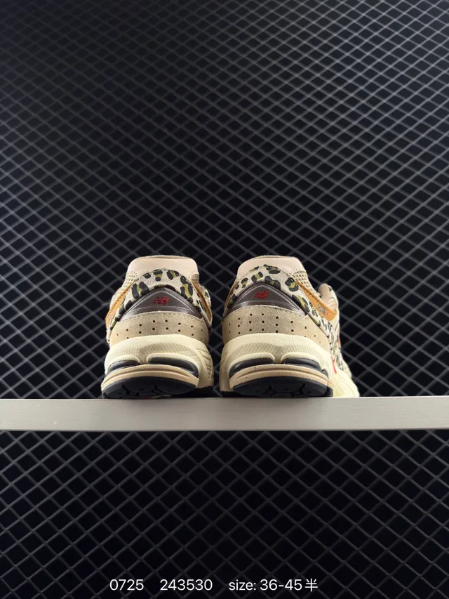 New Balance 2002R Tênis chunky com estampa de leopardo 5