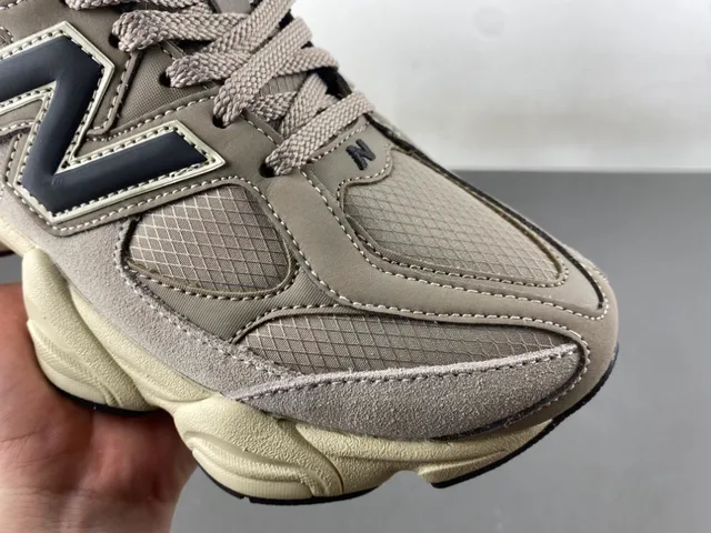 New Balance 9060 بيج أسود تشونكي سنيكرز 2