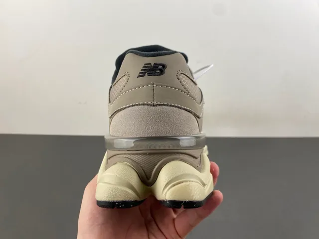 New Balance 9060 بيج أسود تشونكي سنيكرز 4