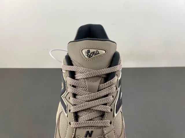 New Balance 9060 بيج أسود تشونكي سنيكرز 6