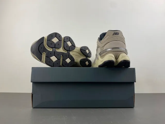 New Balance 9060 بيج أسود تشونكي سنيكرز 16