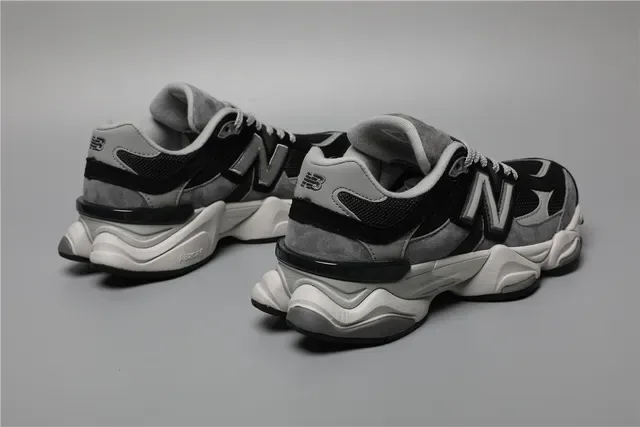 New Balance 9060 Noir Gris Blanc sneakers lifestyle 3