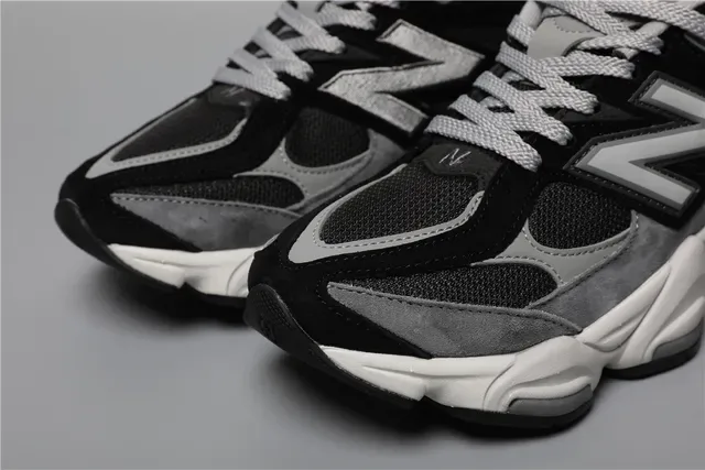 New Balance 9060 Noir Gris Blanc sneakers lifestyle 4