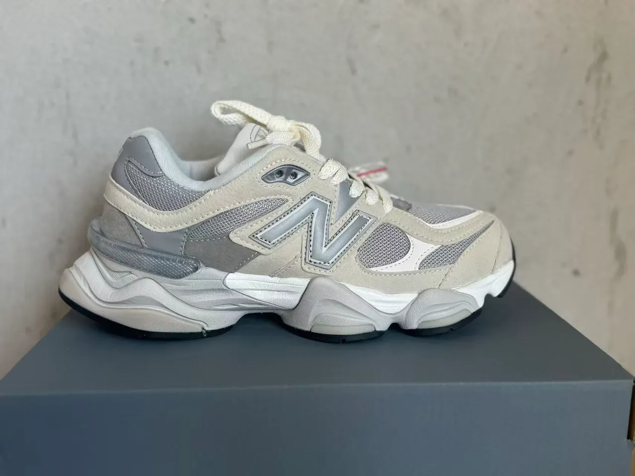 New Balance 9060 Chaussures lifestyle en maille et daim gris 2