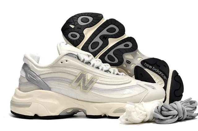 New Balance Beige Gris Overlays Synthétiques Superposées Talon Sculpté Ondulé Sneakers Chunky 4