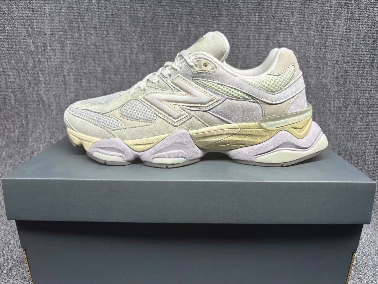 New Balance Beige Pink semelle multicouche maille et panneaux daim baskets chunky 2