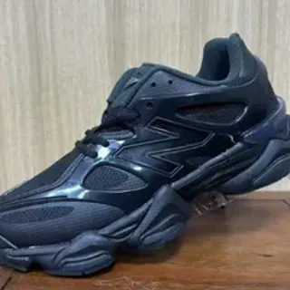 New Balance Zapatillas Chunky con suela esculpida negra, capas sintéticas brillanes
