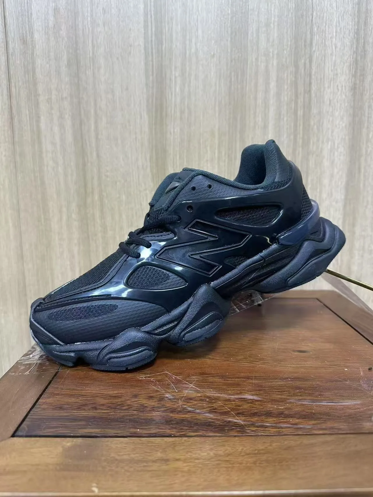 New Balance Chaussures Chunky à semelle sculptée noire, overlays synthétiques brillants 2