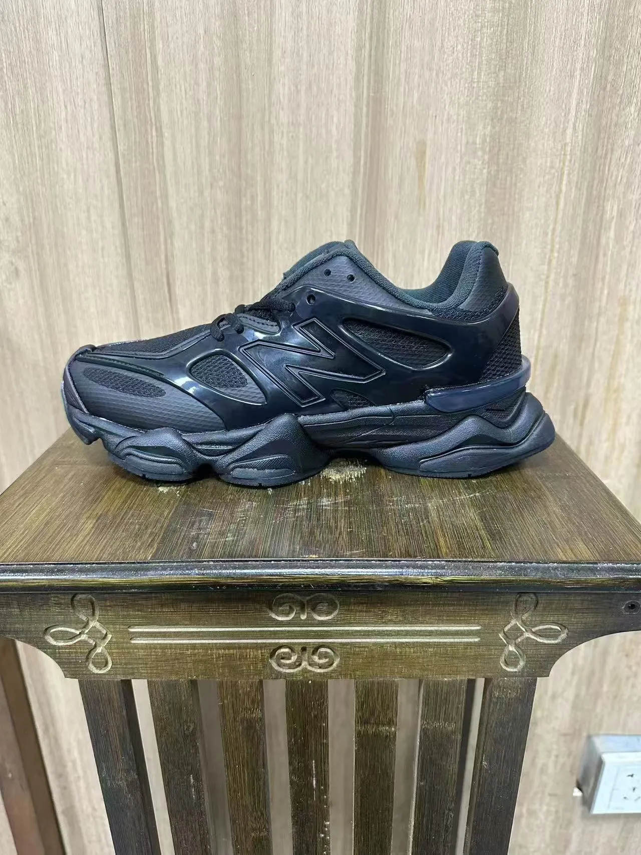 New Balance Chaussures Chunky à semelle sculptée noire, overlays synthétiques brillants 3