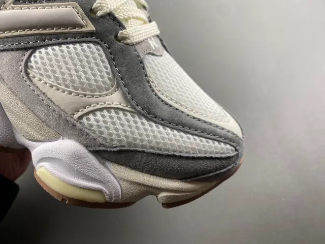 New Balance Gris Beige Semelle Sculptée En Couches Maille Et Daim Supérieur Baskets Chunky 2