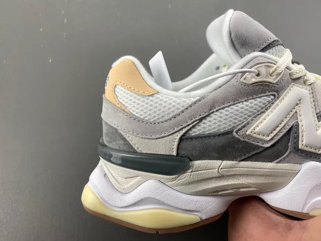 New Balance Gris Beige Semelle Sculptée En Couches Maille Et Daim Supérieur Baskets Chunky 3