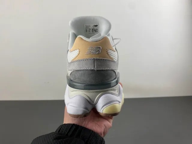 New Balance Gris Beige Semelle Sculptée En Couches Maille Et Daim Supérieur Baskets Chunky 4