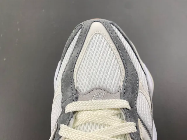 New Balance Gris Beige Semelle Sculptée En Couches Maille Et Daim Supérieur Baskets Chunky 6