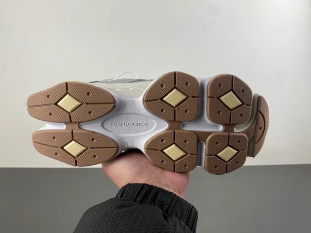 New Balance Gris Beige Semelle Sculptée En Couches Maille Et Daim Supérieur Baskets Chunky 9