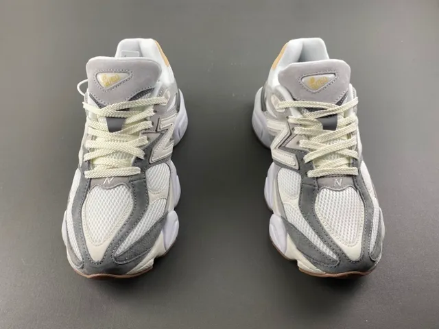 New Balance Gris Beige Semelle Sculptée En Couches Maille Et Daim Supérieur Baskets Chunky 11
