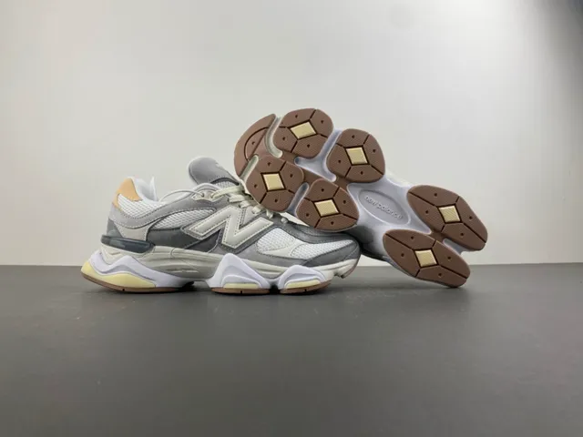 New Balance Gris Beige Semelle Sculptée En Couches Maille Et Daim Supérieur Baskets Chunky 12