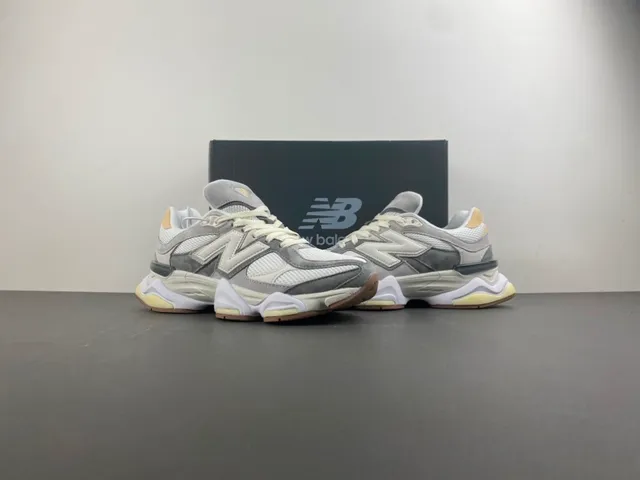 New Balance Gris Beige Semelle Sculptée En Couches Maille Et Daim Supérieur Baskets Chunky 13